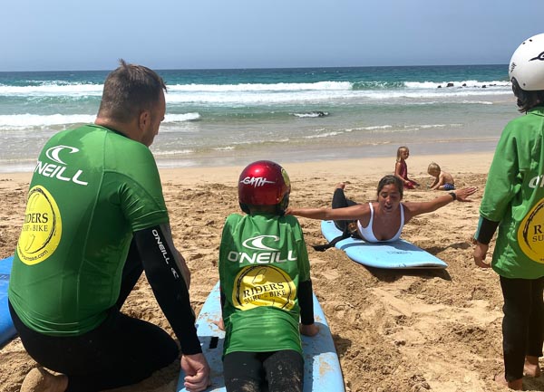 Ausgebildete Surflehrer betreuen Klein und Groß